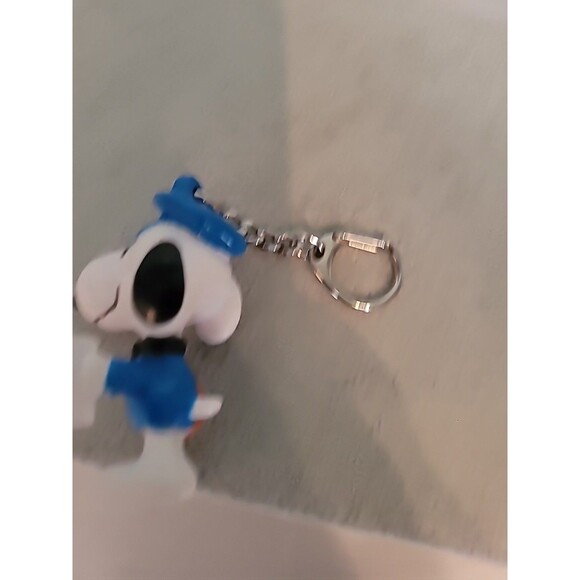 Vintage Peanuts UFS Snoopy Mailman holding Valentine Card W/Heart Keychain 2.5" - Picture 5 of 13